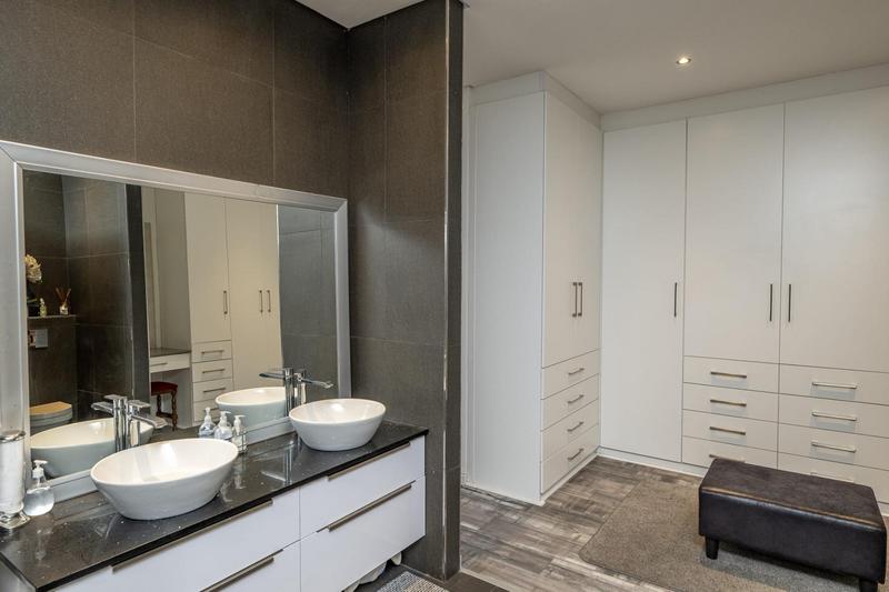 4 Bedroom Property for Sale in Kaapsig Western Cape